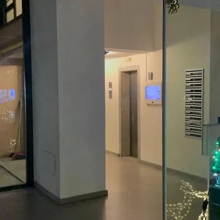 Metro Lanza Palace מלון דירות
